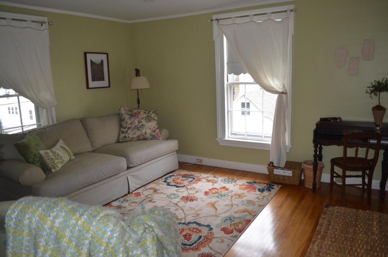 Deluxe Queen Suite